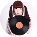 レコードを持っている女性